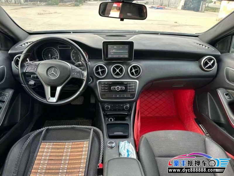 14年奔驰A轿车抵押车出售