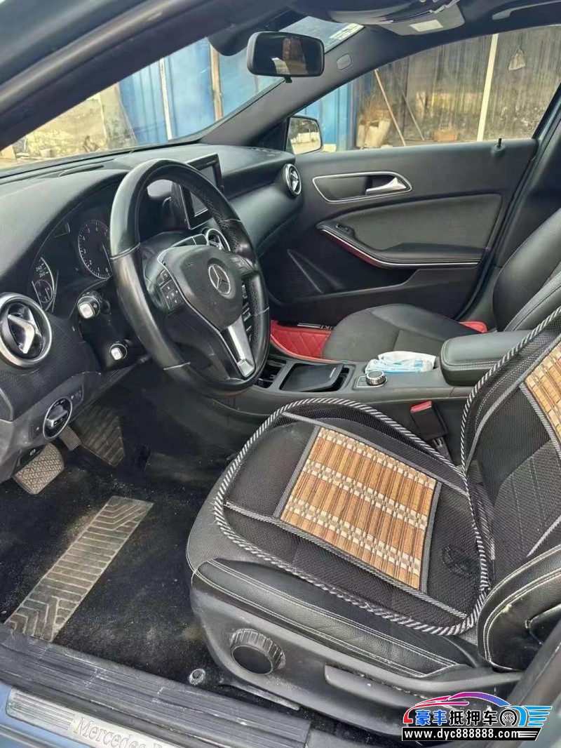 14年奔驰A轿车抵押车出售