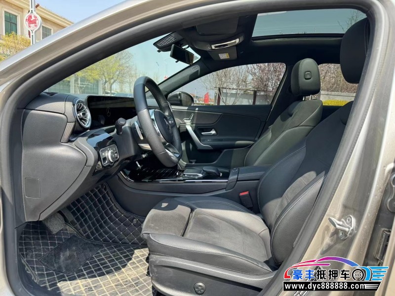 21年奔驰A轿车抵押车出售