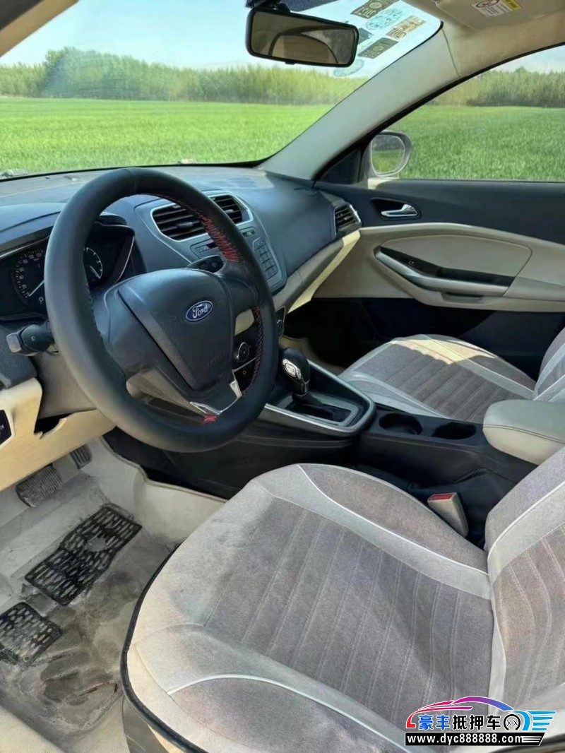 15年福特福睿斯轿车抵押车出售