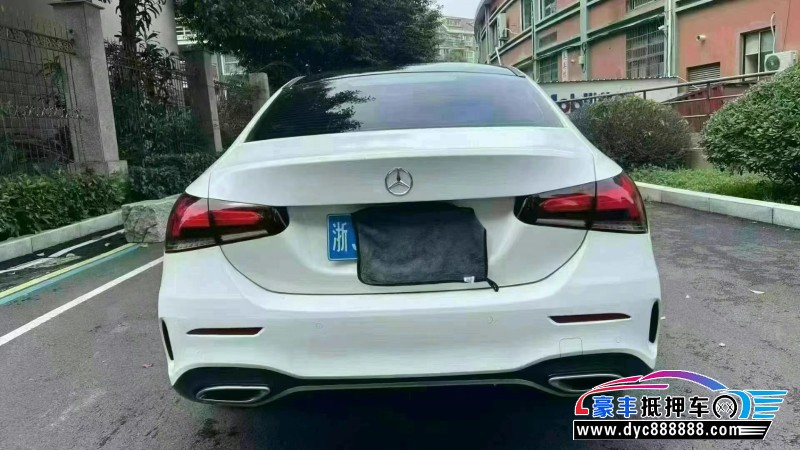 19年奔驰A轿车抵押车出售