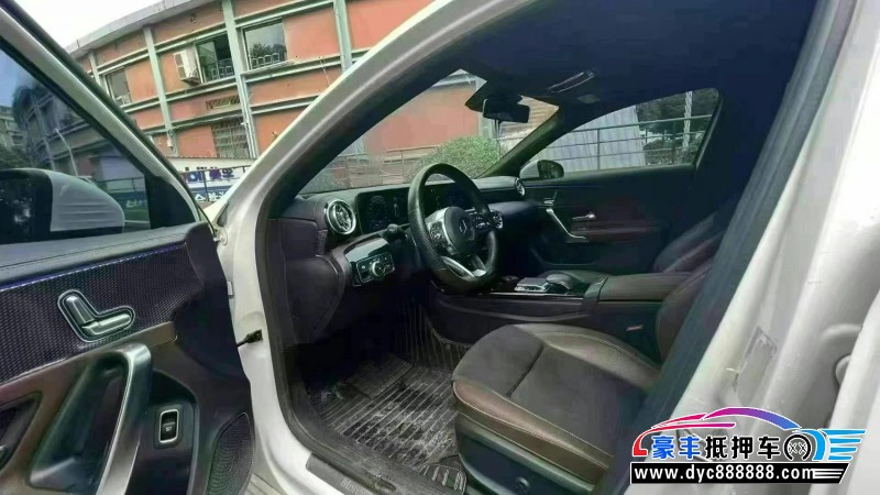 19年奔驰A轿车抵押车出售