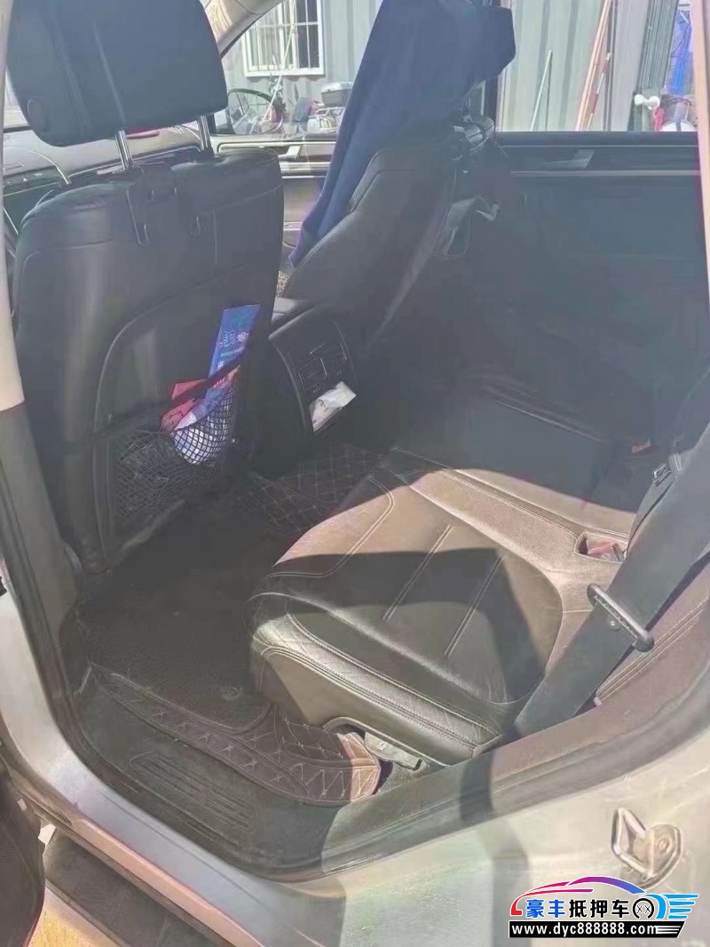 11年大众途锐轿车抵押车出售