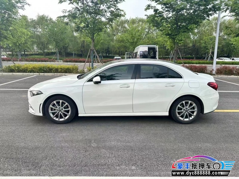 22年奔驰A轿车抵押车出售