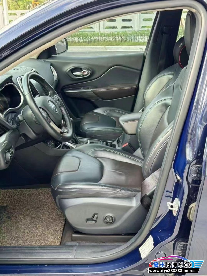 16年Jeep自由光轿车抵押车出售