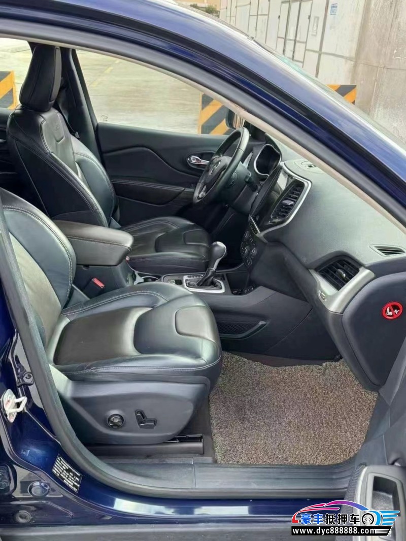 16年Jeep自由光轿车抵押车出售