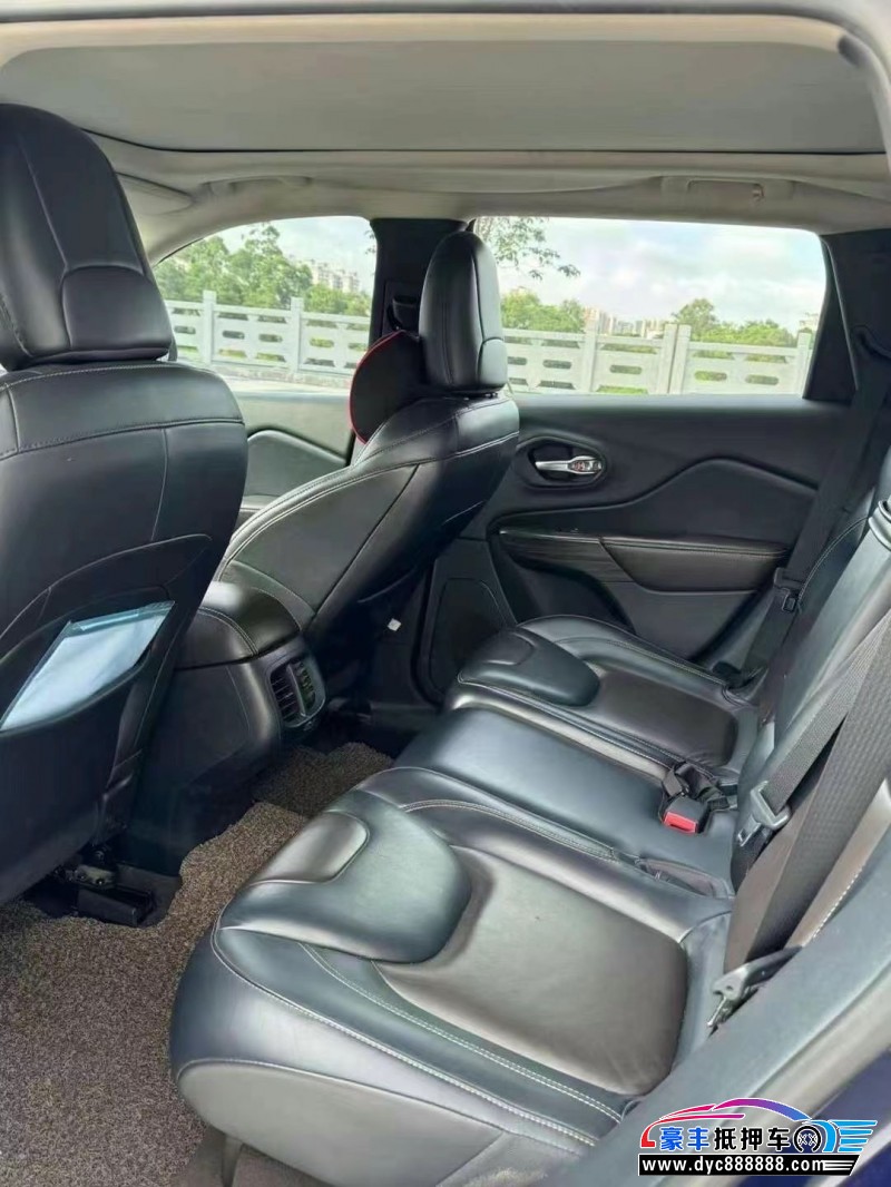 16年Jeep自由光轿车抵押车出售