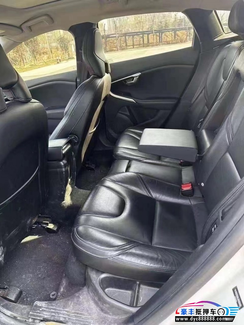 18年沃尔沃V40轿车抵押车出售