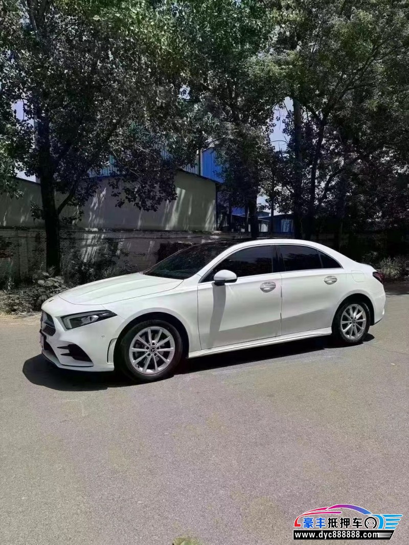 21年奔驰A轿车抵押车出售