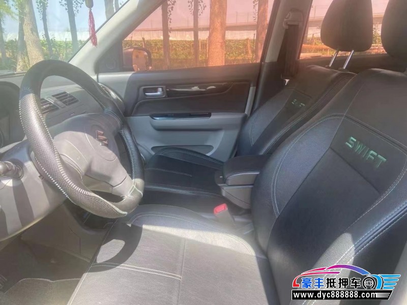 17年铃木雨燕轿车抵押车出售