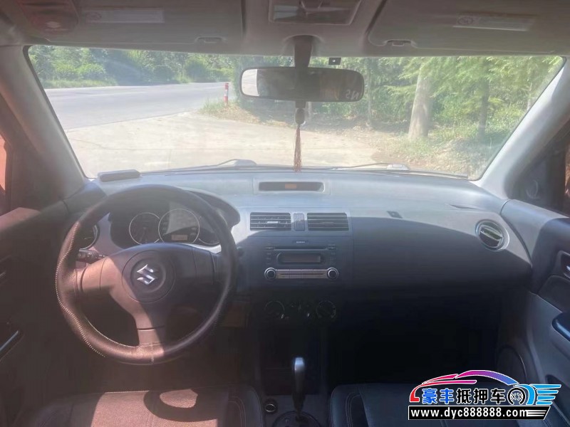 17年铃木雨燕轿车抵押车出售