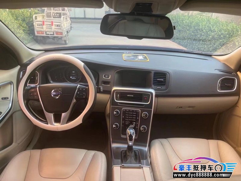 14年沃尔沃V40轿车抵押车出售