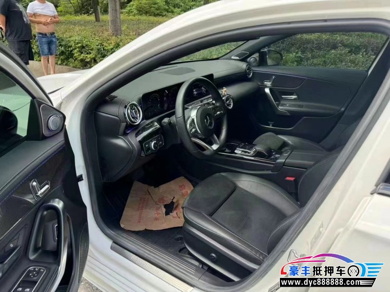 19年奔驰A轿车抵押车出售