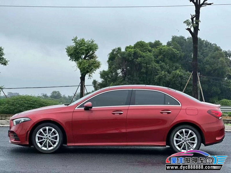 19年奔驰A轿车抵押车出售