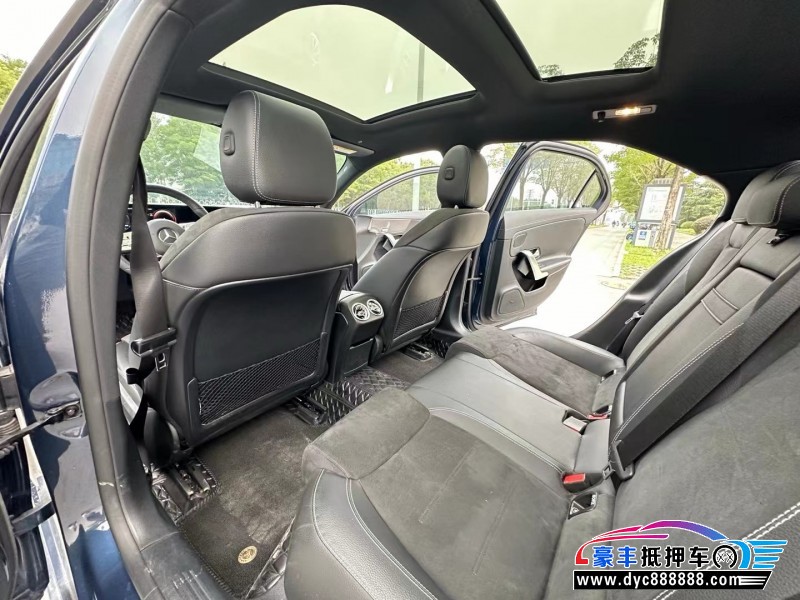 19年奔驰A轿车抵押车出售