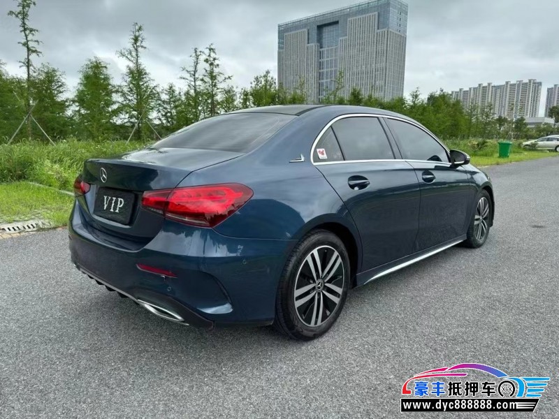 19年奔驰A轿车抵押车出售