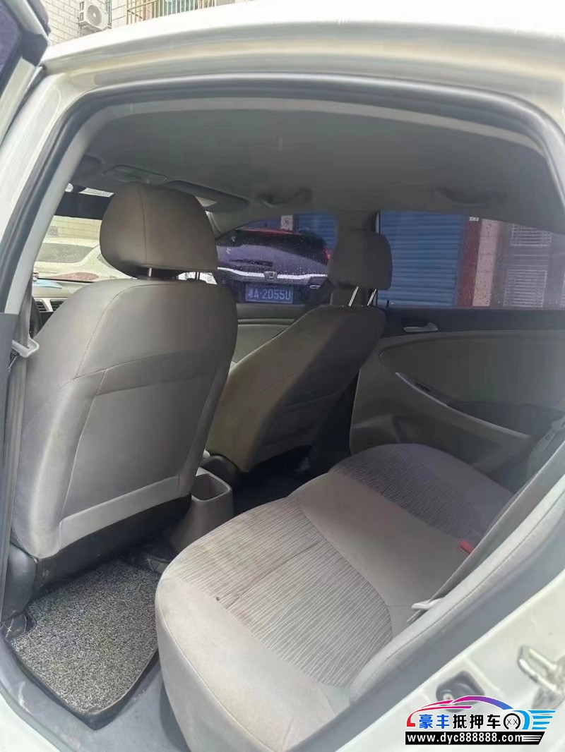 18年现代瑞纳轿车抵押车出售