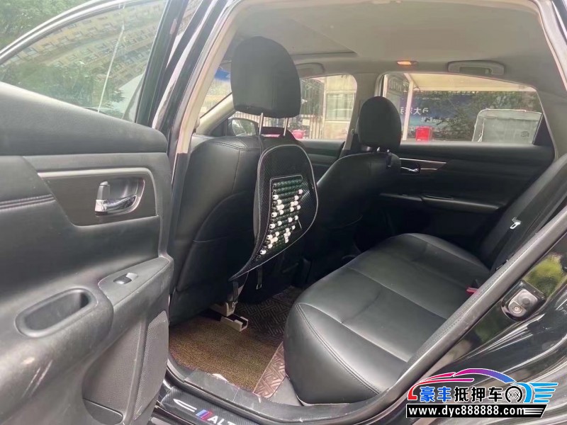 15年日产天籁轿车抵押车出售