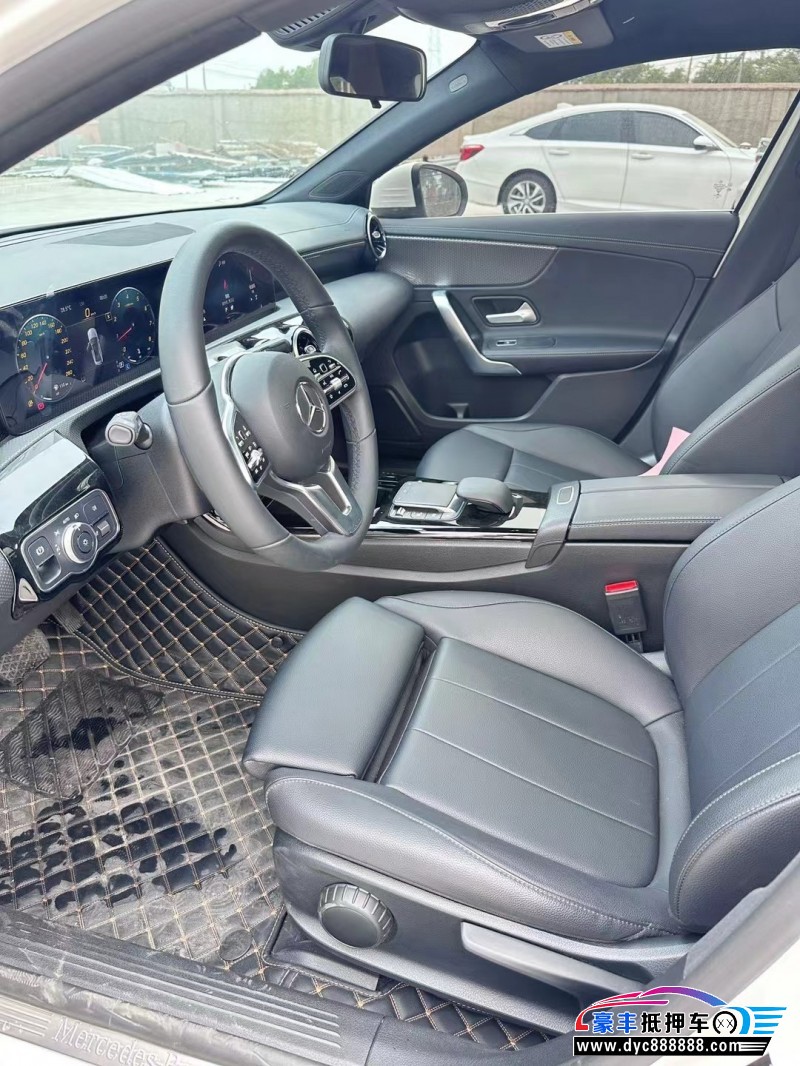 22年奔驰A轿车抵押车出售