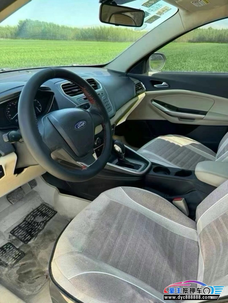 15年福特福睿斯轿车抵押车出售