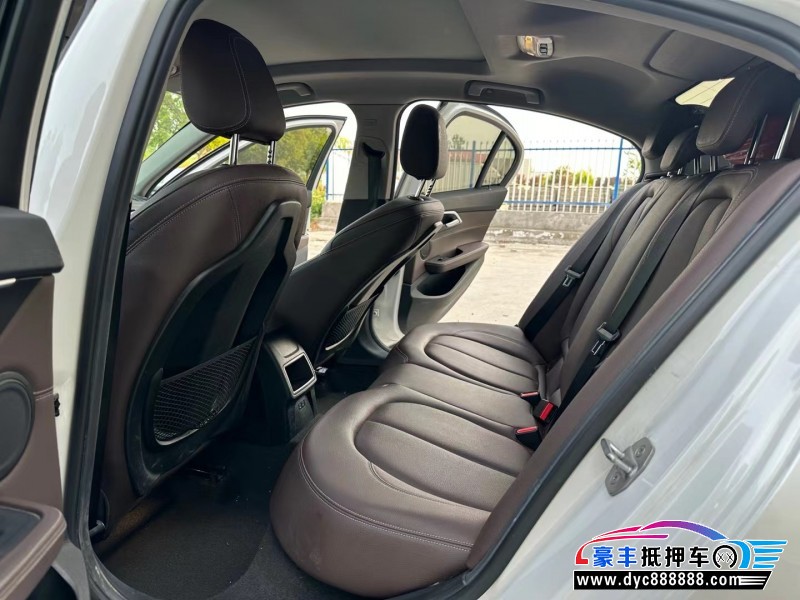 20年宝马1系轿车抵押车出售