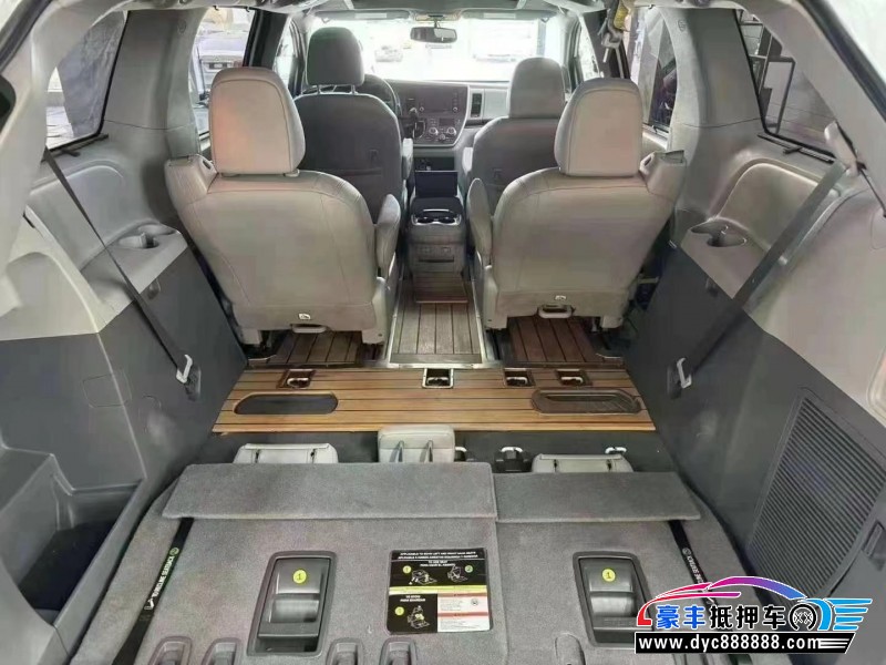 20年丰田塞纳轿车抵押车出售