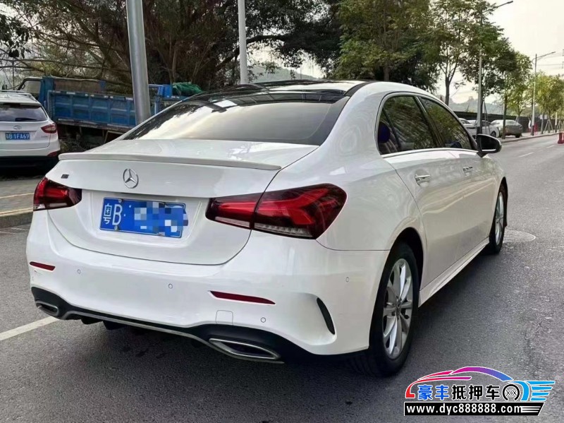 19年奔驰A轿车抵押车出售