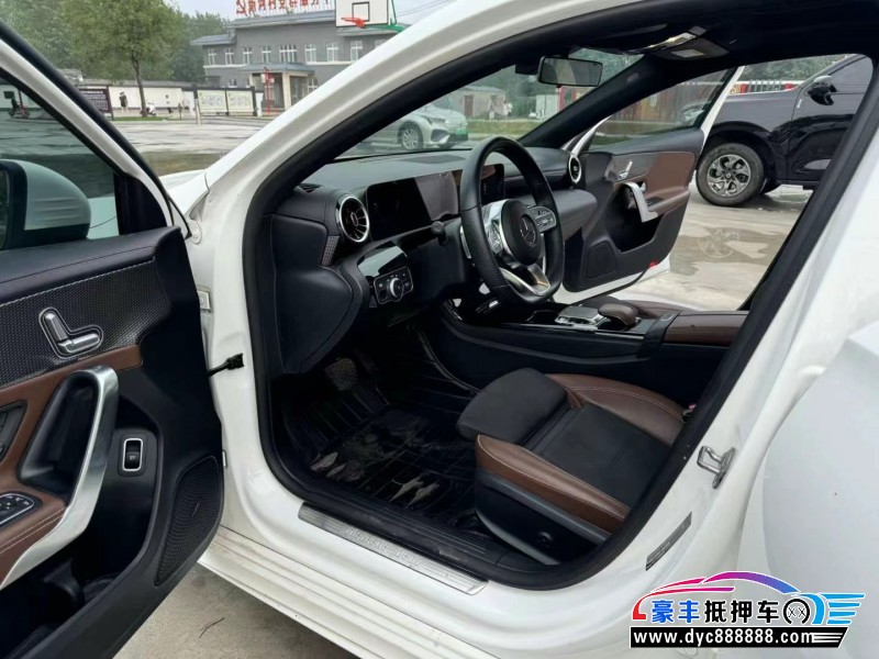 19年奔驰A轿车抵押车出售