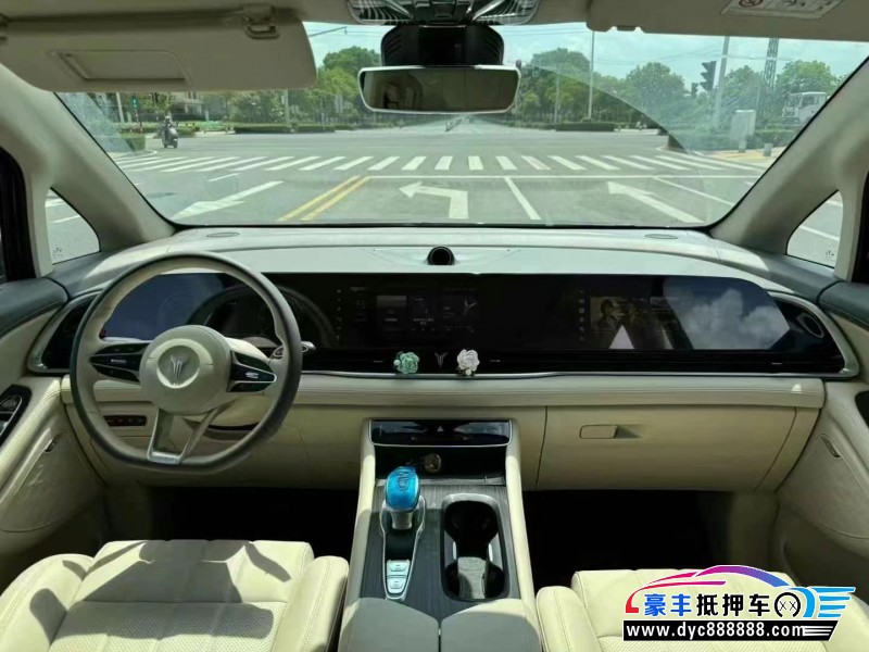 23年岚图梦想家轿车抵押车出售