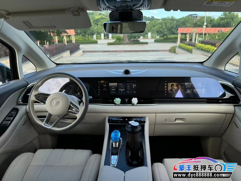 23年岚图梦想家轿车抵押车出售