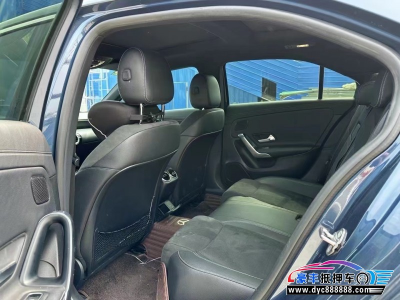 19年奔驰A轿车抵押车出售