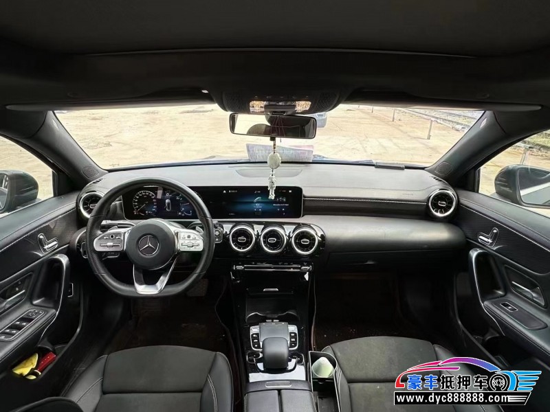 19年奔驰A轿车抵押车出售