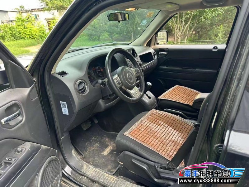 15年Jeep自由客轿车抵押车出售