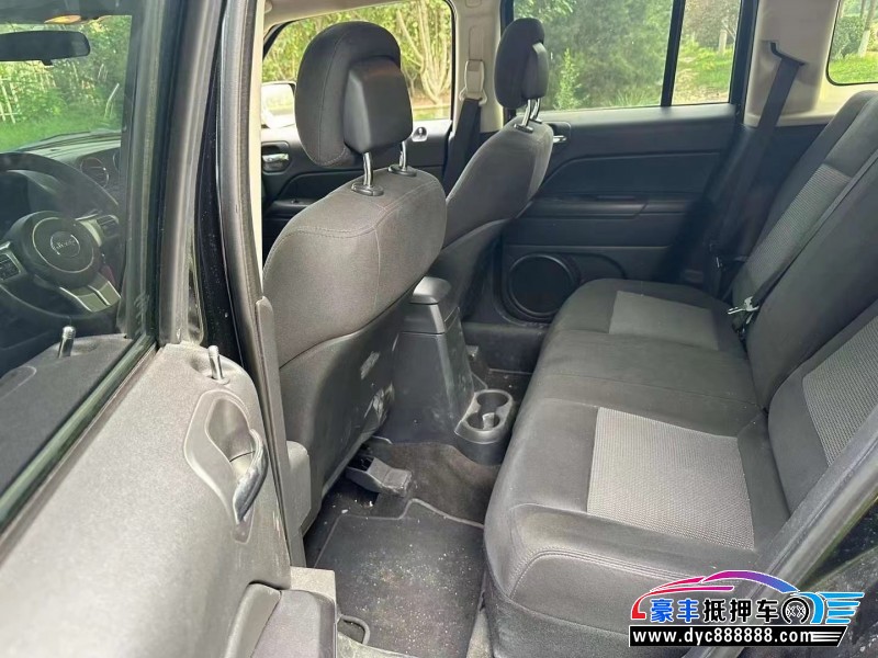 15年Jeep自由客轿车抵押车出售