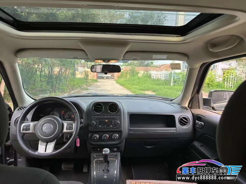 15年Jeep自由客轿车抵押车出售