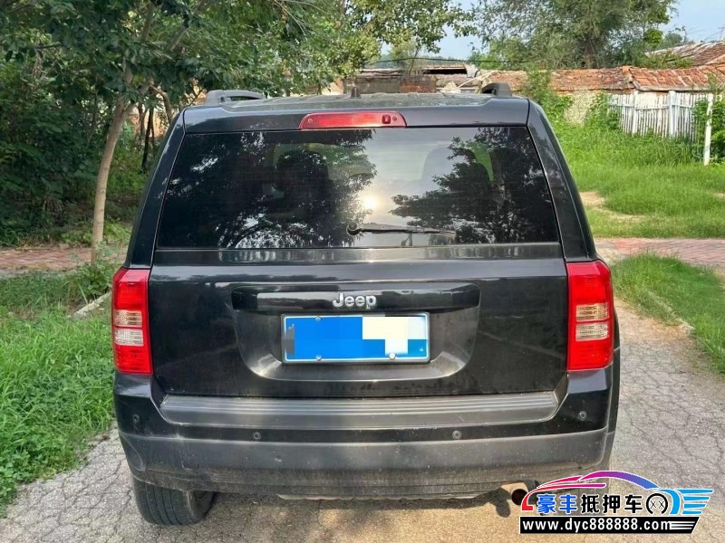 15年Jeep自由客轿车抵押车出售