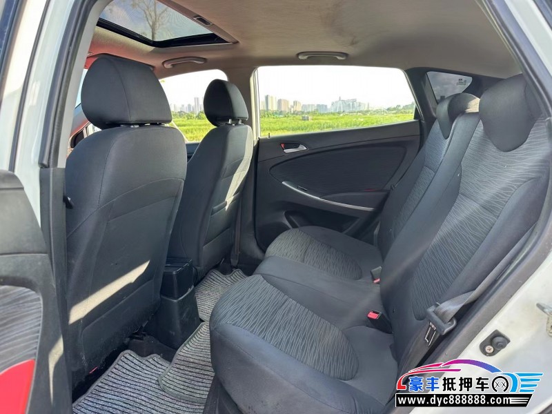 14年现代瑞奕轿车抵押车出售