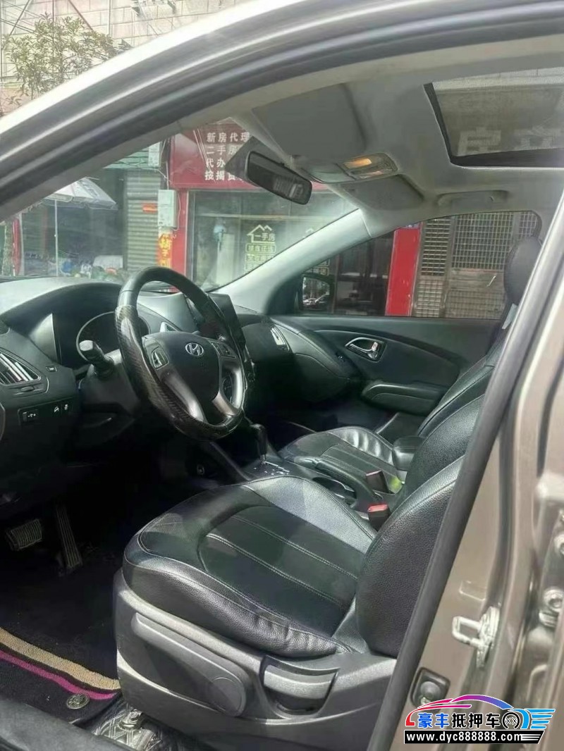 14年现代ix35轿车抵押车出售