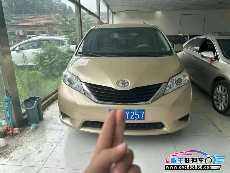 13年丰田塞纳轿车抵押车出售