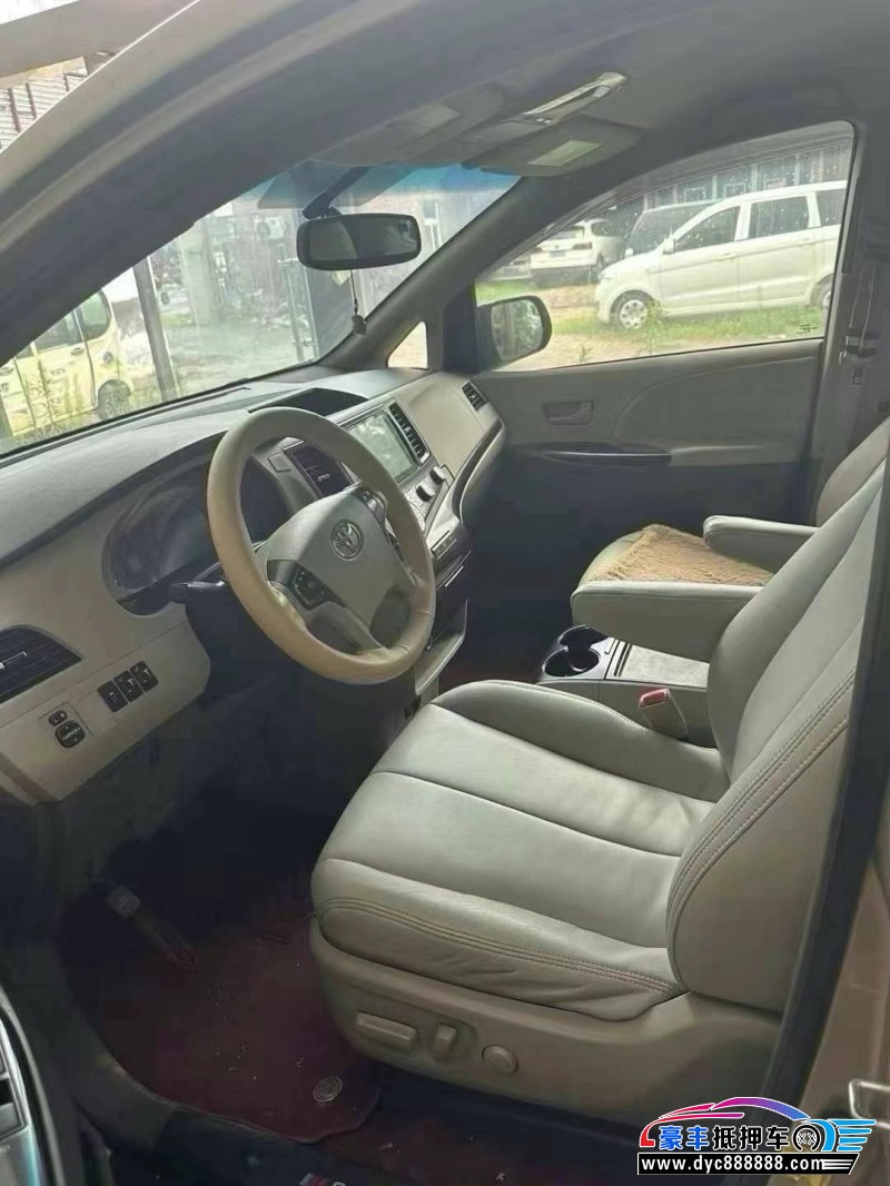 13年丰田塞纳轿车抵押车出售