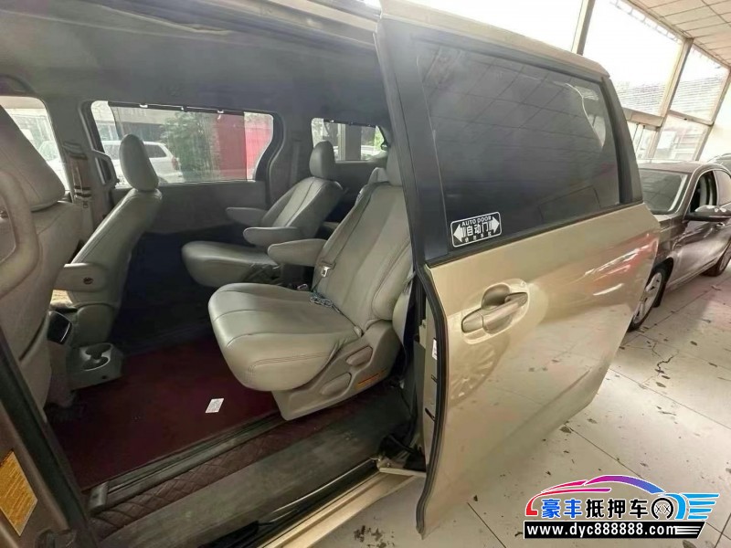 13年丰田塞纳轿车抵押车出售