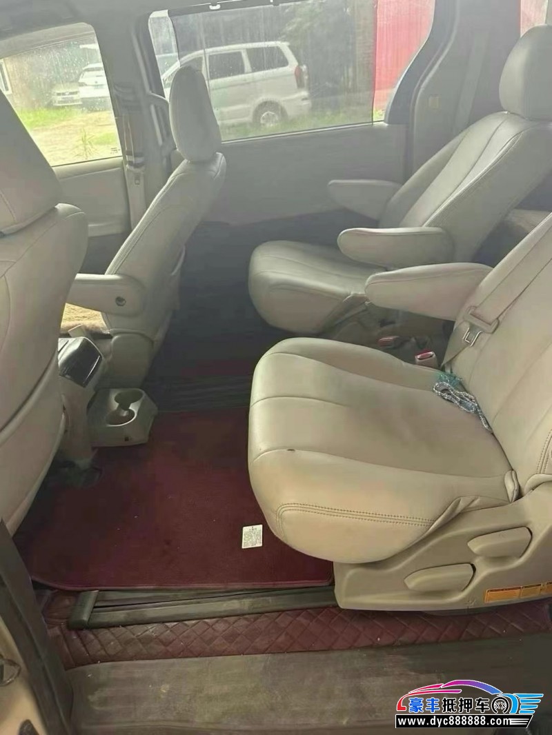 13年丰田塞纳轿车抵押车出售