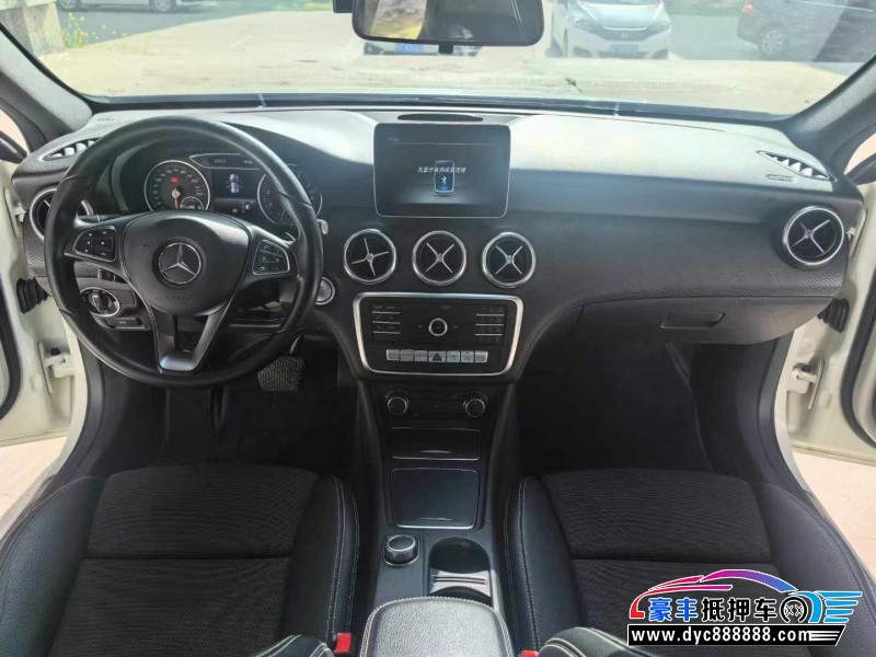 18年奔驰A轿车抵押车出售