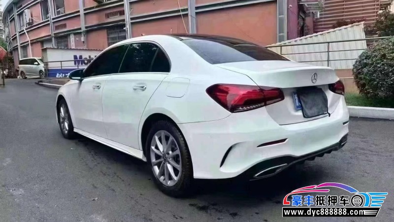 19年奔驰A轿车抵押车出售