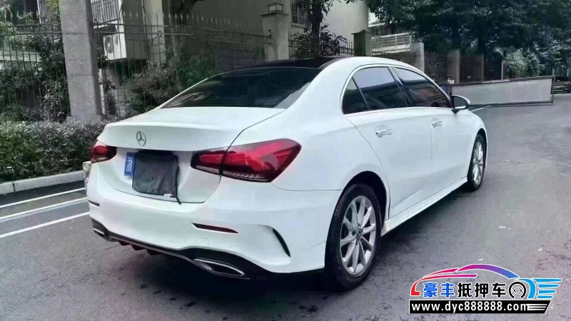 19年奔驰A轿车抵押车出售