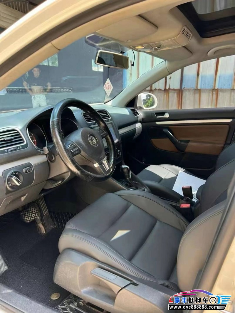 13年大众高尔夫轿车抵押车出售