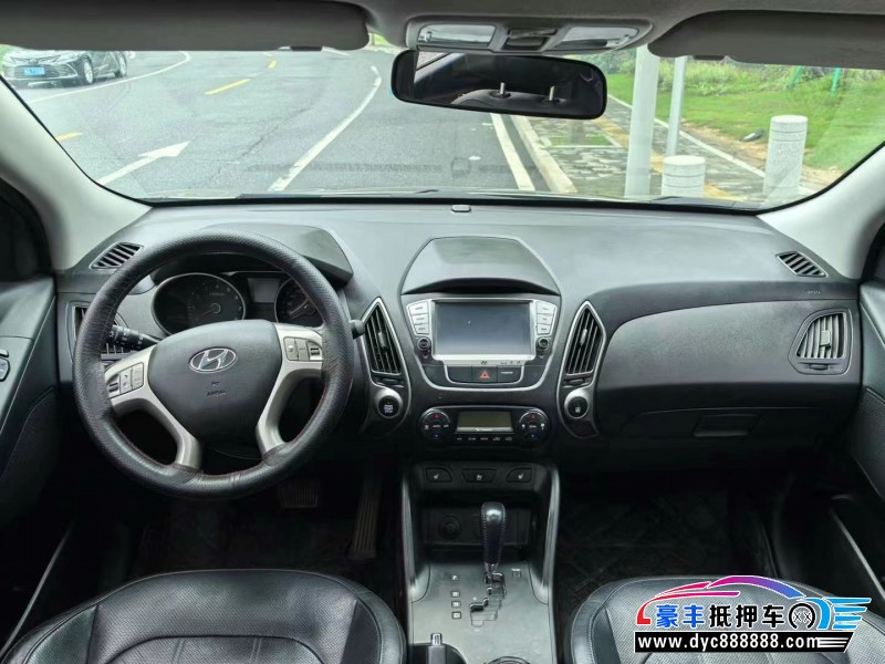 13年现代ix35轿车抵押车出售