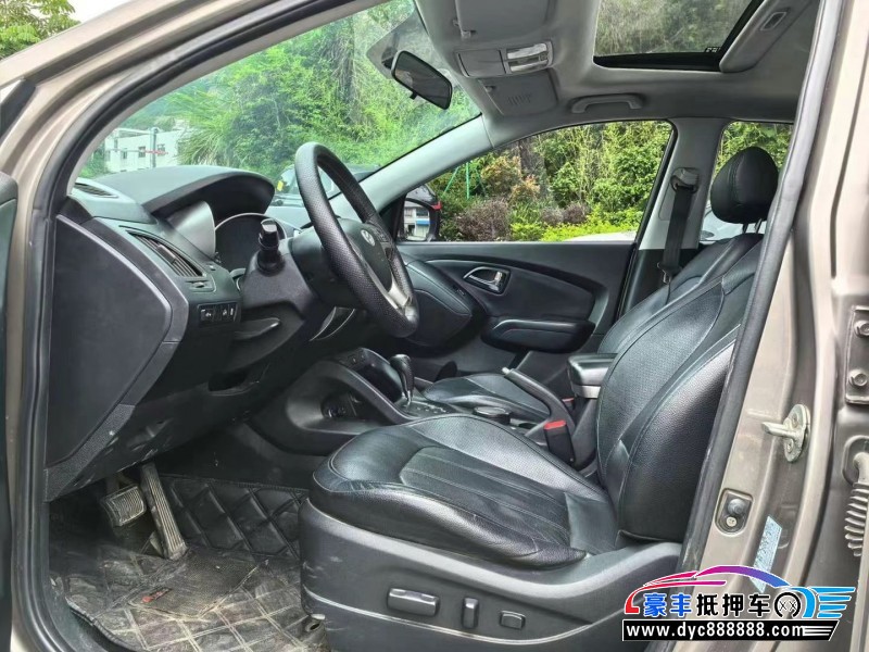 13年现代ix35轿车抵押车出售