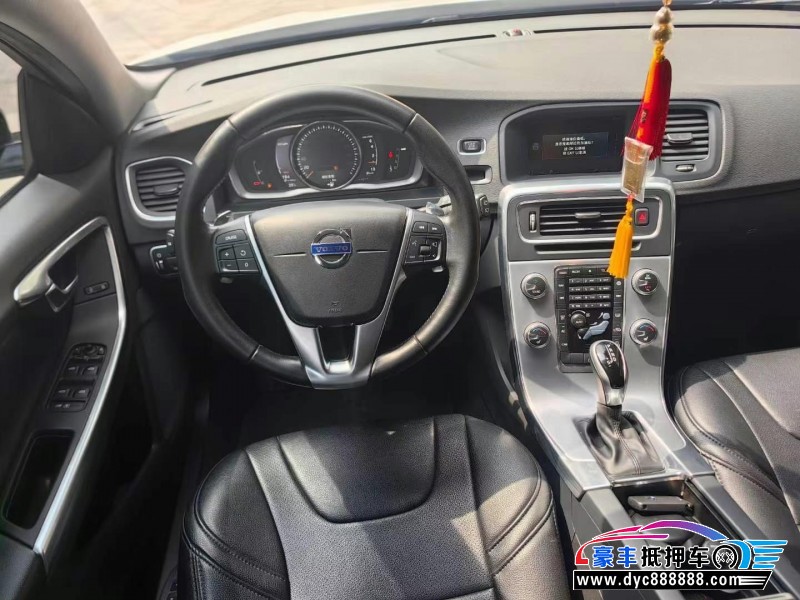 17年沃尔沃V60轿车抵押车出售