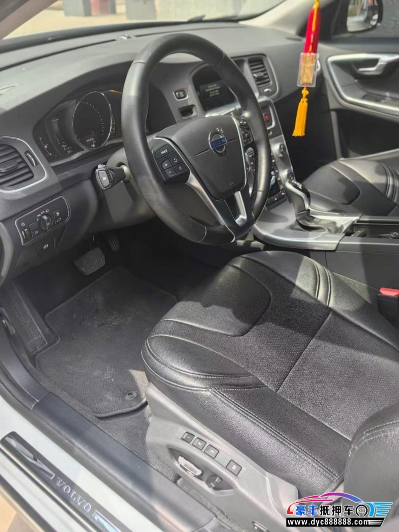 17年沃尔沃V60轿车抵押车出售